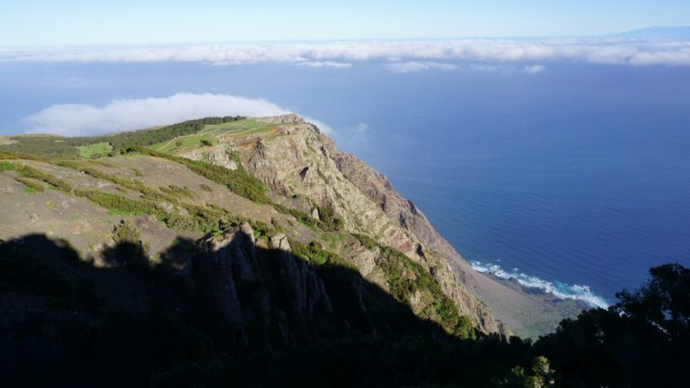 Blick vom Mirador de Sabinosa auf die grüne La Dehesa Hochebene