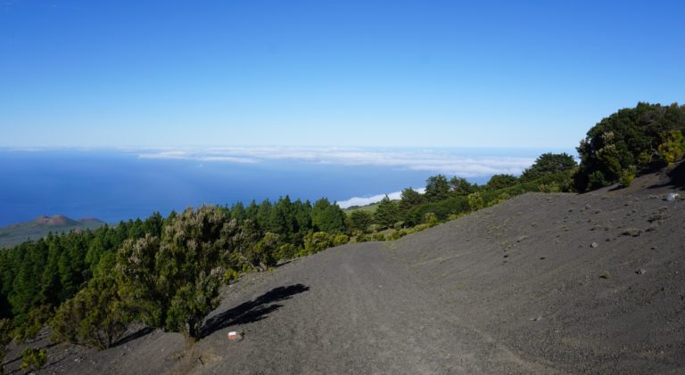 Unterhalb des Tajusara wechselt die Landschaft von grün zu schwarzer Asche.