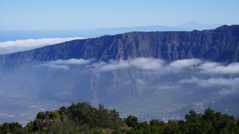 Zoom zur Felswand des El Golfo Tals. Im Hintergrund der Teide