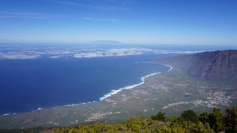 Blick vom Malpaso auf das Tal El Golfo. Im Hintergrund La Palma