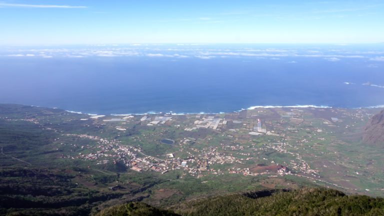Tiefblick auf La Frontera vom Mirador de la Llanía