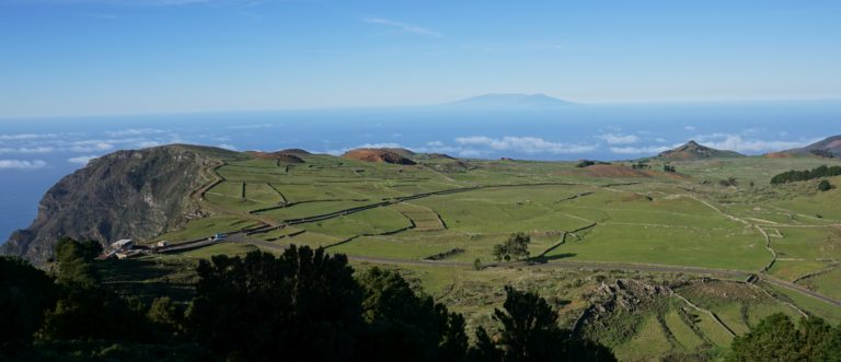 Blick auf die grüne Meseta de Nisdafe Hochebene, ganz links der Mirador de Jinama