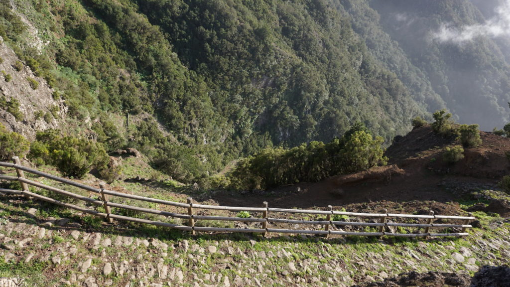 Abstieg vom Mirador de Jinama in das El Golfo Tal