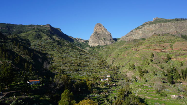 Der Roque de Agando dominiert das Ende des Barranco Benchijigua.