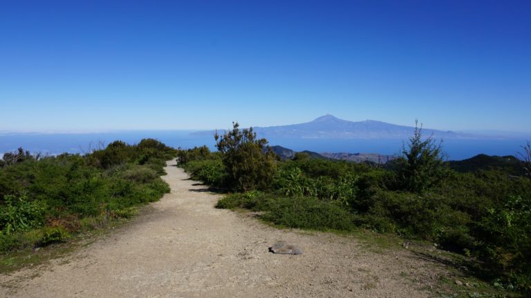 Wanderweg über den Gipfelrücken