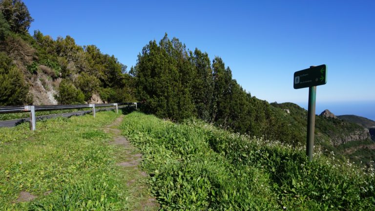 Teilweise verläuft der Wanderweg neben der Höhenstrasse GM-2.