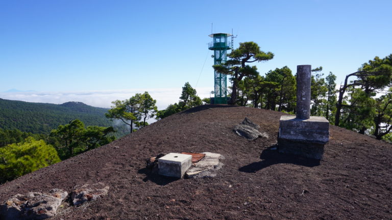 Feuerwachturm auf dem Gipfel
