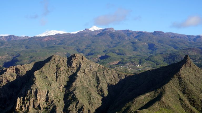 Der schneebedeckte Teide über Roque de los Brezos und Roque Imoque