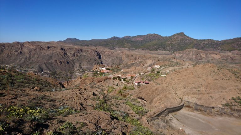 Ausgetrocknete Presa de Bernardino, dahinter der Weiler Los Cercados