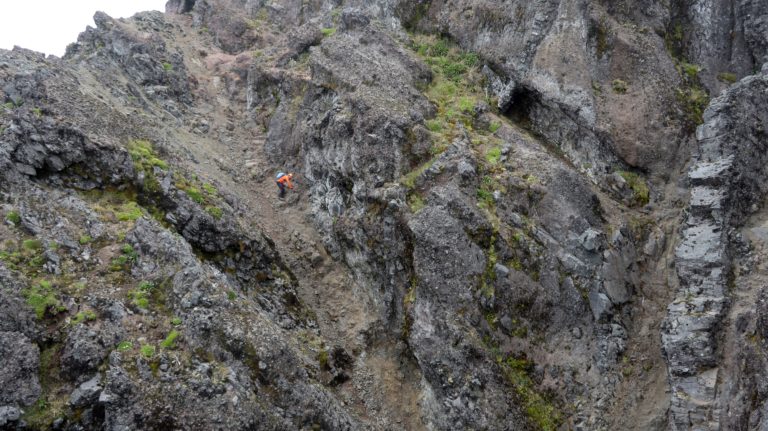 Das sogenannte "W". Links die Variante durch die steile Rinne, rechts das steilere, aber weniger brüchige Couloir mit dem Stand. Von dem Stand würde man das diagonal nach links oben verlaufende Felsband aufsteigen.