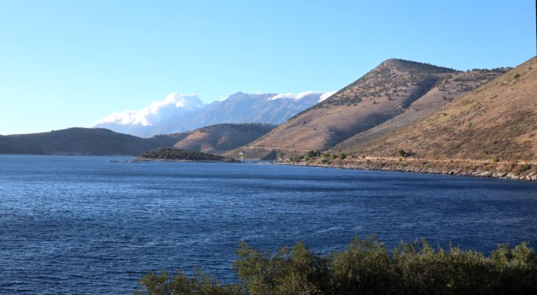 Blick auf die wolkenumhüllte Maja e Çikës bei der Anreise