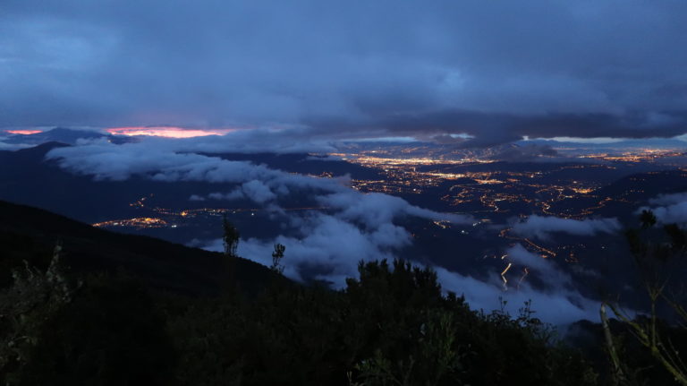 Nächtlicher Blick auf Ambato