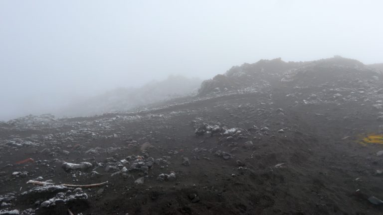 Der grösste Teil des Aufstiegs zum Tungurahua führt durch Vulkanasche.