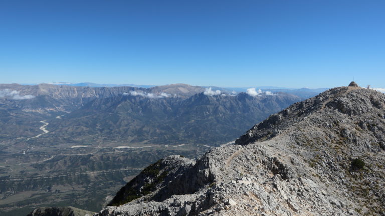 Gipfel mit Blick ins Hinterland