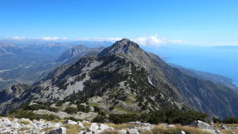 Blick von der Maja e Qorres zur Maja e Çikës