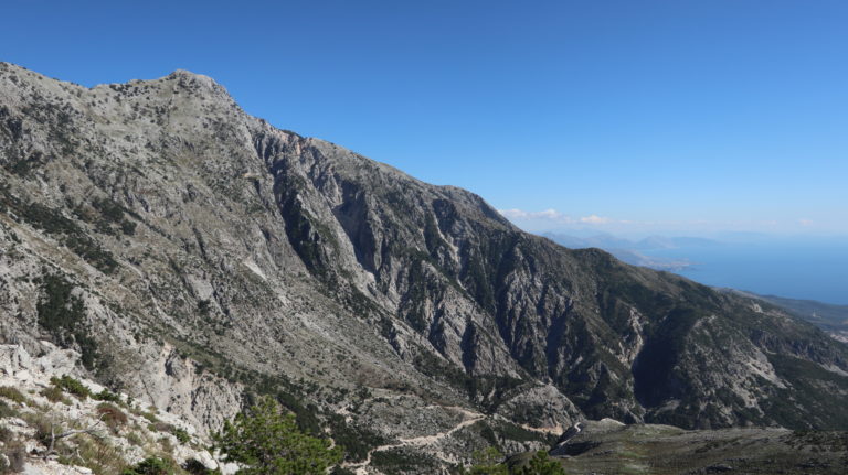 Zum Meer hin fällt die Maja e Çikës steil ab.