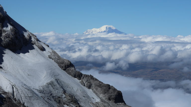 Zoom über den Illiniza Sur Gletscher zum Chimborazo