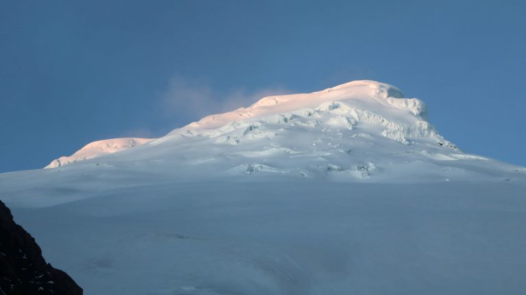 Abendlicher Blick von der Hütte auf den Gipfel des Cayambe