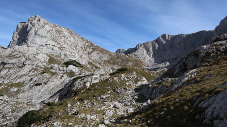 Nächstes Ziel: Terzin Bogaz (links im Bild) über die Scharte Mala Previja
