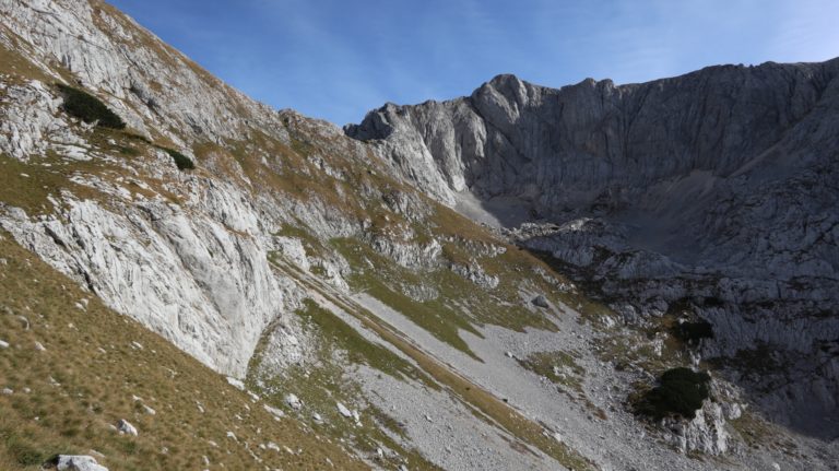 Die Querung zur Mala Previja. Mit viel Fantasie sieht man eine Spur im Hang.
