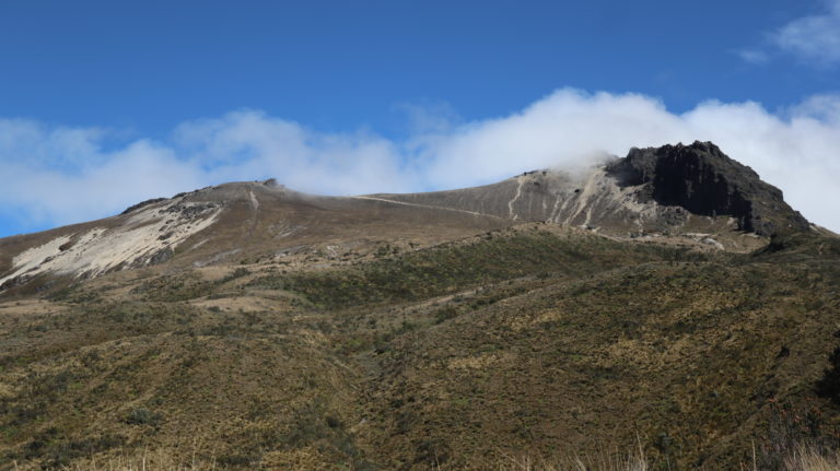 Alle 3 Guaguas von der Anfahrt aus gesehen. Links das Cruz Guagua, ganz rechts der Hauptgipfel und in der Wolke der "Touristengipfel"