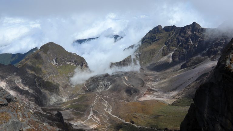 Tiefblick in die Caldera. In deren Mitte raucht sogar eine Fumarole.
