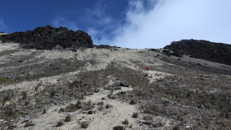 Absurfen im Sand zwischen südlichem Vorgipfel und Hauptgipfel