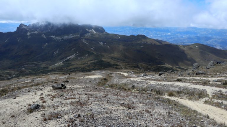 Dieser deutliche Pfad führt Richtung Rucu Pichincha. Will man zum Nordgipfel, muss man aufpassen, dass man den leicht übersehbaren Querpfad nicht verpasst.