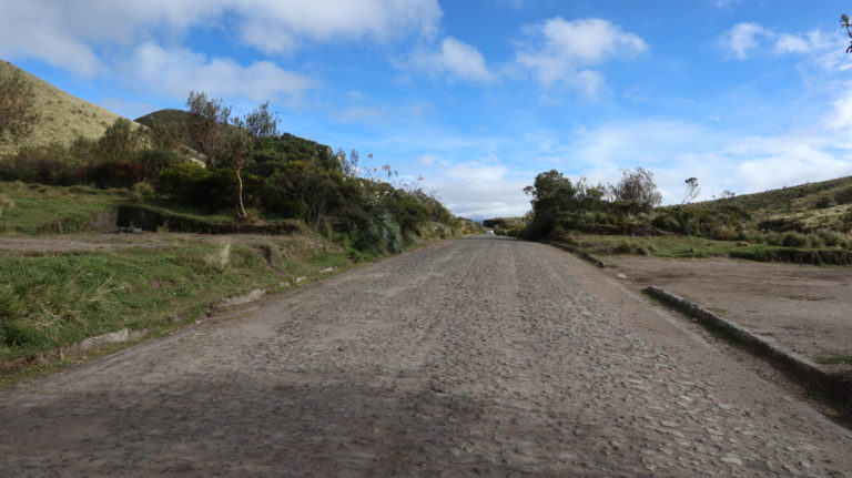 Diese Pflasterstrasse führt zur Laguna de Mojanda hinauf.