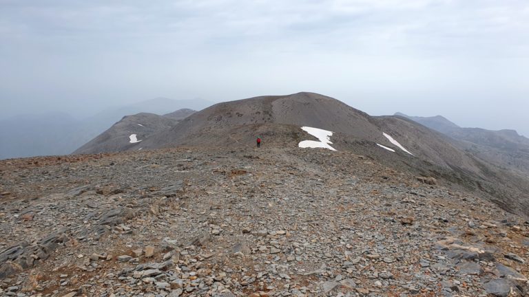Blick vom Gipfel auf den Gratweg, der vom Agathias kommt.