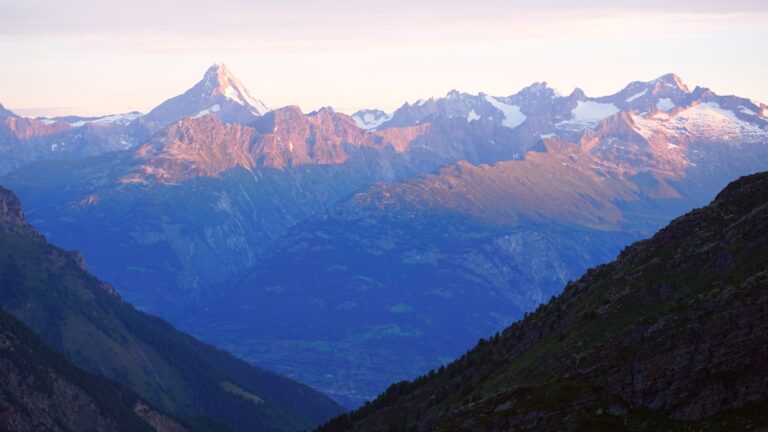 Sonnenaufgang über den Berner Alpen, links dominiert das Bietschhorn.