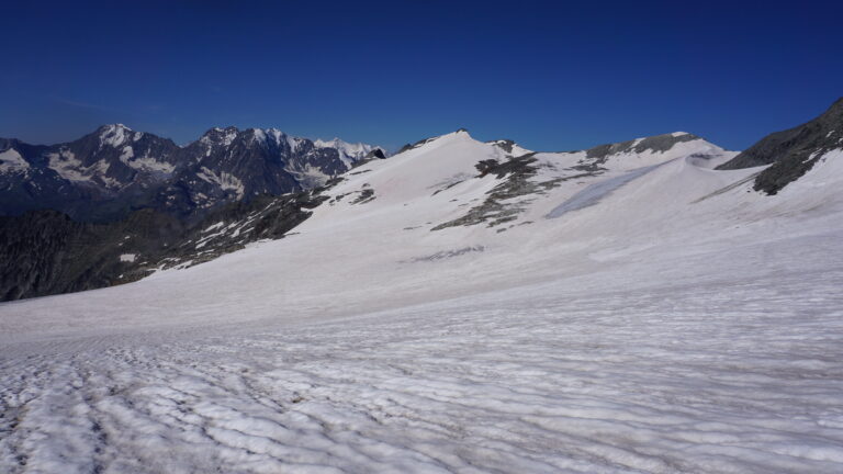 Blick vom Einstieg auf den Leone-Südgrat auf den zuvor überquerten Alpjergletscher