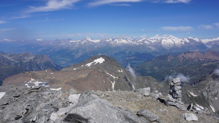 Ausblick vom Gipfel auf die Berner Alpen