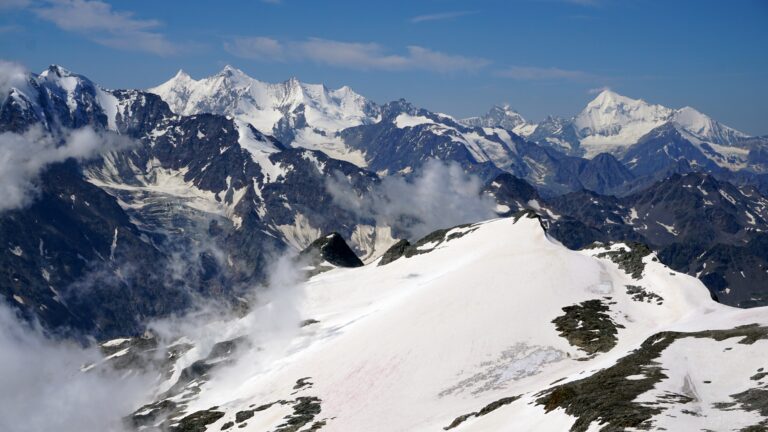 Weiße Zacken am Horizont: Dom und Weisshorn