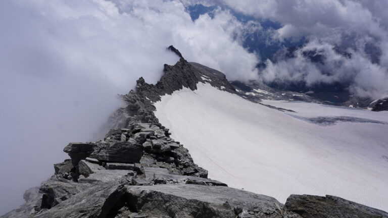 Der Monte Leone Südgrat als Wolkenbarriere