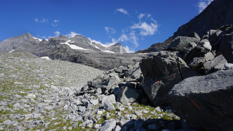 Der Weg ist ab dieser Stelle abgerutscht, daher muss man über die Blöcke der Endmoräne kraxeln.
