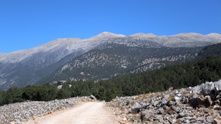 Die Weissen Berge bei der Anfahrt von Anopoli