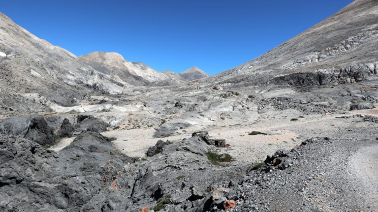 Lavaartige Gesteinsformationen bei Amoutsera