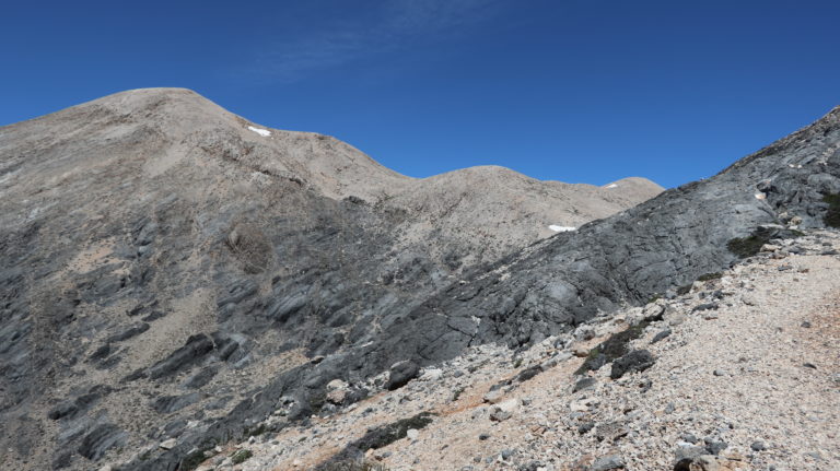 Die Wanderung beginnt mit einer Querung von schwarzen Felsplatten.