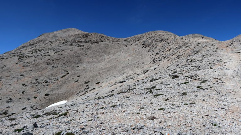 Nach dem Rousies Pass geht es auf einem Höhenrücken weiter.