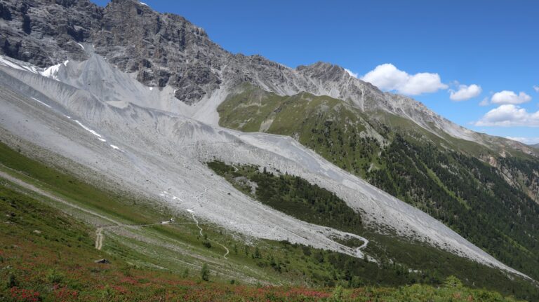 Der Weg zur Tabaretta Hütte führt durch ein riesiges Geröllfeld.