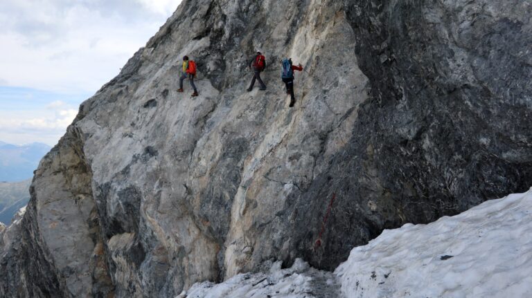 Trittklammern helfen auf den Gletscher.