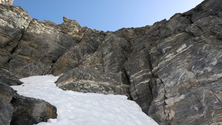 Blick auf die 2. SL oberhalb des ersten Geröll-/schneefelds (nach dem Fixseil). Man klettert links am 2. Stand vorbei durch den Riss.