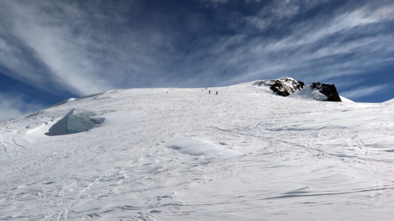 Über der Steilstufe geht es auf einem breiten Plateau weiter zum Gipfel.