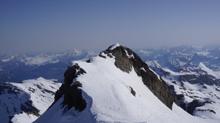 Blick vom Hauptgipfel zum Nordostgipfel mit dem Gipfelkreuz.