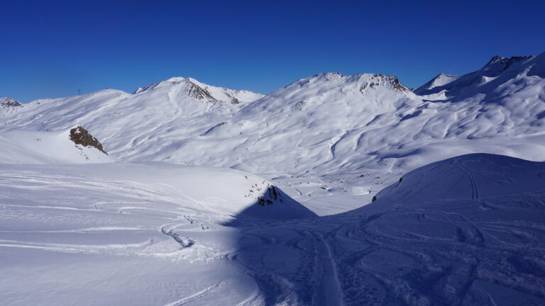 Bei der Abfahrt finden sich immer wieder Rinnen mit reichlich Powder.
