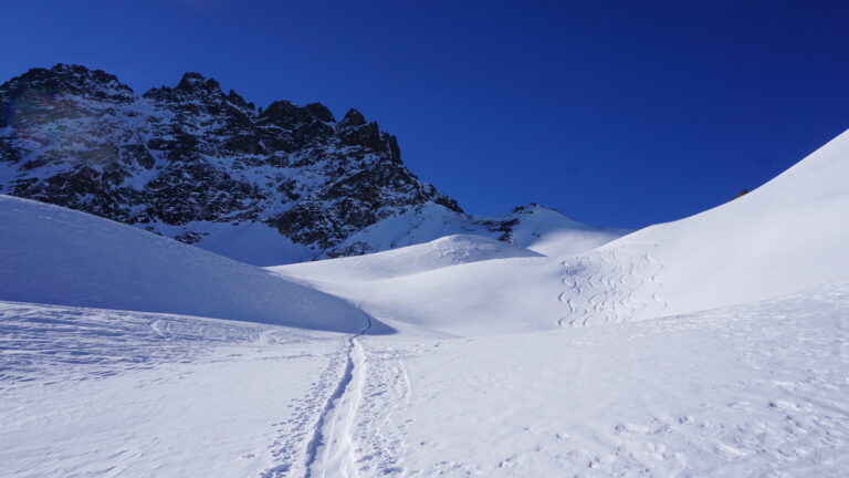 Die Skiroute führt fast bis an die Ostwand des Fluchthorns heran und dreht dann nach Norden.
