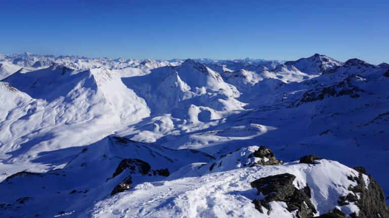 Der Gipfelblick reicht von der Weißkugel bis zum Ortler.