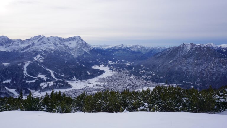 Blick auf Garmisch und die Zugspitze
