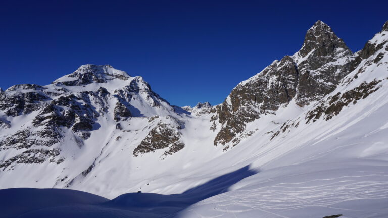 Abfahrt zur Tuoihütte mit Blick auf Piz Buin (rechts) und Pit Fliana (links)